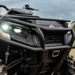 ORV-ATV-MY23-5-UTE-OUT-PRO-HD5-DesertTan-Lifestyle-AK-00098-RGB-4096×2304