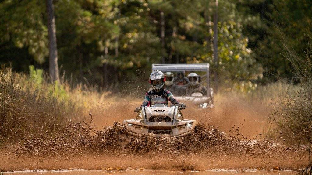 ORV-ATV-MY23-5-UTE-OUT-X-MR-700-LegionRed-Action-AK-00995-RGB-4096×2304